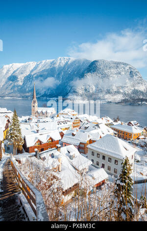 Panoramablick auf das historische Dorf von Hallstatt an einem schönen kalten sonnigen Tag mit blauen Himmel und Wolken im Winter, Österreich Stockfoto