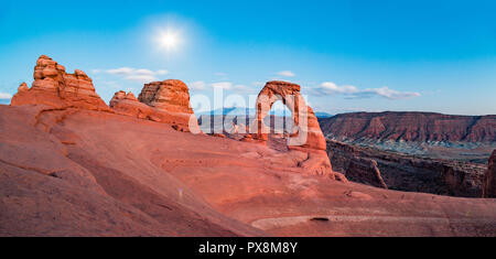 Klassische Ansicht der berühmten Zarten Arch, Symbol der Utah und eine beliebte malerische touristische Attraktion, bei Vollmond in der Nacht beleuchtet im Sommer Stockfoto