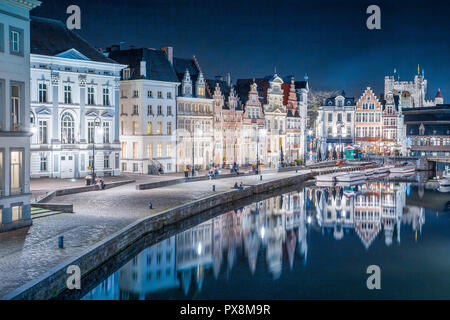 Panoramablick auf den berühmten Korenlei in der historischen Altstadt von Gent beleuchtet in schönen Post Sonnenuntergang Dämmerung während der Blauen Stunde in der Dämmerung mit Lei Stockfoto