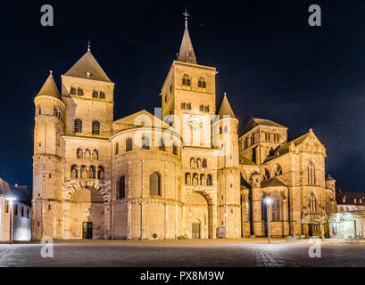 Schöne Aussicht von berühmten Trierer Dom (Hohen Dom zu Trier) bei Nacht beleuchtet, Trier, Deutschland Stockfoto