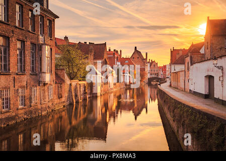 Malerische Aussicht auf das historische Stadtzentrum von Brügge in wunderschönen goldenen lichter Morgen bei Sonnenaufgang, Provinz Westflandern, Belgien Stockfoto