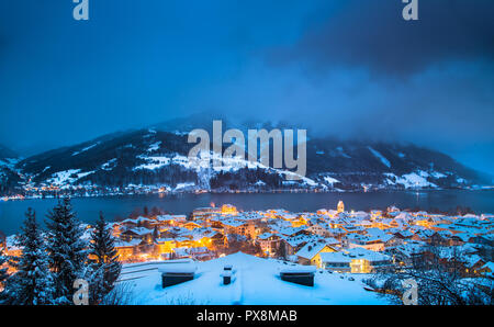 Panoramablick von Zell am See mit Zeller See in der Dämmerung während der Blauen Stunde in der Dämmerung im Winter, Salzburger Land, Österreich Stockfoto