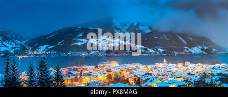 Panoramablick von Zell am See mit Zeller See in der Dämmerung während der Blauen Stunde in der Dämmerung im Winter, Salzburger Land, Österreich Stockfoto