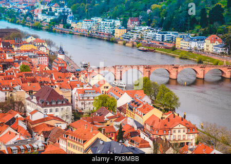Panoramablick auf die Altstadt von Heidelberg an einem schönen sonnigen Tag mit blauen Himmel und Wolken im Sommer, Baden-Württemberg, Deutschland Stockfoto