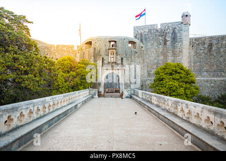 Panorama der berühmten Dubrovnik Pile (Altstadt Tor) im schönen Morgen bei Sonnenaufgang, Dalmatien, Kroatien Stockfoto