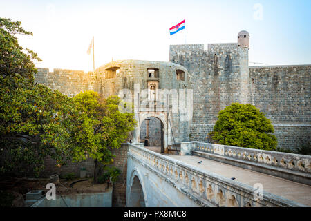 Panorama der berühmten Dubrovnik Pile (Altstadt Tor) im schönen Morgen bei Sonnenaufgang, Dalmatien, Kroatien Stockfoto