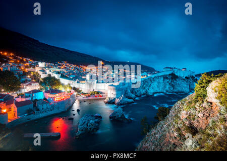 Schöne Dämmerung Blick auf die historische Altstadt von Dubrovnik aus Fort Lovrijenac gesehen bei Dämmerung, Dalmatien, Kroatien Stockfoto