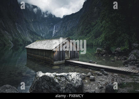 Panoramaaussicht traditionelle alte Holz- Boot Haus an der szenischen Obersee an einem schönen Tag mit blauem Himmel und Wolken im Sommer, Bayern, Deutschland Stockfoto