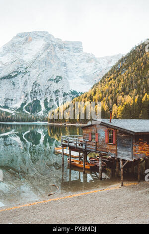 Malerischer Blick auf traditionelle hölzerne Bootshaus an der berühmten Lago di Braies mit Dolomiten Bergspitzen im See widerspiegeln, Südtirol, Italien Berg pea Stockfoto