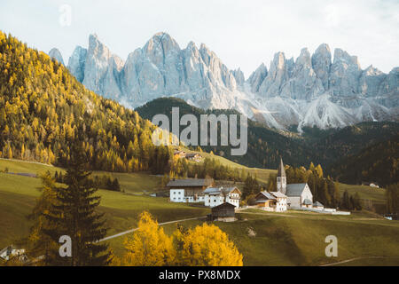 Wunderschöne Aussicht auf idyllischen Berglandschaft in den Dolomiten mit berühmten Santa Maddelana Bergdorf im schönen goldenen Abendlicht bei Sonnenuntergang Stockfoto