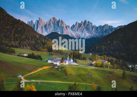 Wunderschöne Aussicht auf idyllischen Berglandschaft in den Dolomiten mit berühmten Santa Maddelana Bergdorf im schönen goldenen Abendlicht bei Sonnenuntergang Stockfoto