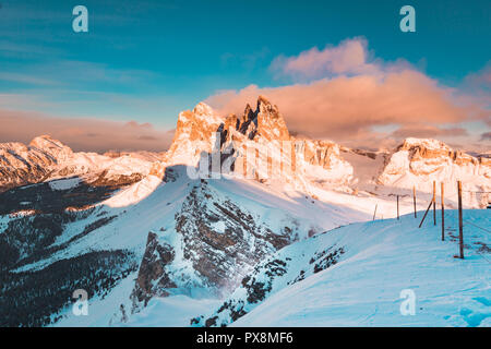 Klassische Ansicht der berühmten seceda Berggipfel in den Dolomiten beleuchtet im schönen Abendlicht bei Sonnenuntergang im Winter, Südtirol, Italien Stockfoto