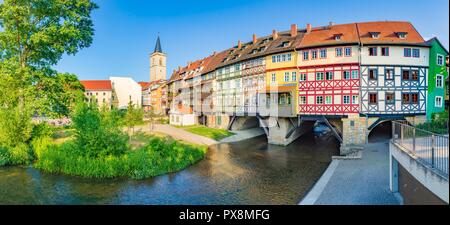 Klassische Panoramablick auf das historische Stadtzentrum von Erfurt mit berühmten Krämerbrücke leuchtet auf bei Sonnenuntergang. Thüringen, Deutschland Stockfoto