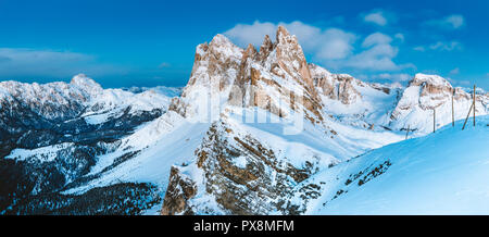 Klassische Ansicht der berühmten seceda Berggipfel in den Dolomiten im schönen Abend dämmerung Dämmerung im Winter, Südtirol, Italien Stockfoto