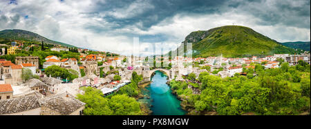 Panoramablick auf das luftbild der Altstadt von Mostar mit der berühmten alten Brücke (Stari Most), ein UNESCO-Weltkulturerbe seit 2005, an einem regnerischen Tag mit Stockfoto