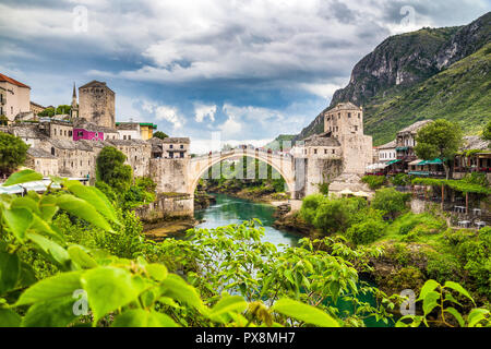 Panoramablick auf die Altstadt von Mostar mit der berühmten alten Brücke (Stari Most), ein UNESCO-Weltkulturerbe seit 2005, an einem regnerischen Tag mit dunklen c Stockfoto