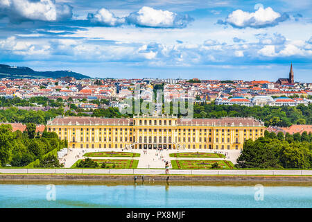 Klassische Ansicht des berühmten Schloss Schönbrunn mit malerischen großen Parterres Garten an einem schönen sonnigen Tag mit blauem Himmel und Wolken im Sommer, Wien, Österreich Stockfoto