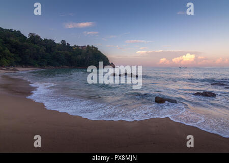 Sunrize über Banana Beach, Phuket, Thailand in den frühen Morgenstunden. Stockfoto