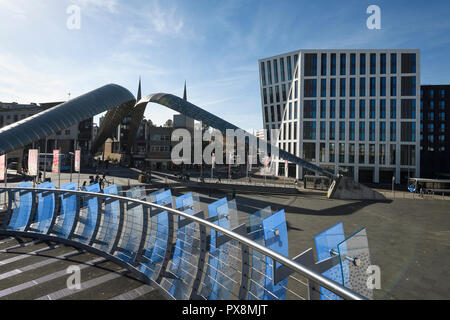 Die Fußgänger-Brücke aus Glas und Whittle Arch Skulptur in Coventry City Centre Großbritannien Stockfoto