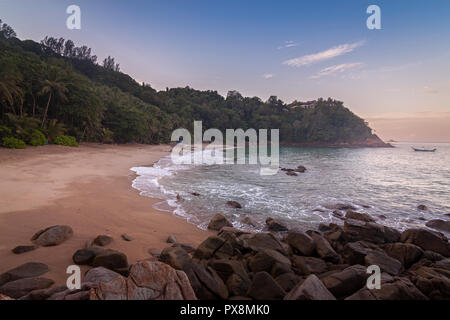 Sunrize über Banana Beach, Phuket, Thailand in den frühen Morgenstunden. Stockfoto