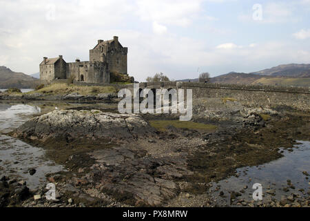 Das 13. Jahrhundert schottischen Castle, Eilean Donan Castle, sitzt auf einer kleinen Insel im Loch Duich und kann nur durch einen Damm erreicht werden. Das Schloss ist einer der beliebtesten und attraktivsten, Burgen in Schottland und Tausende von Touristen strömen mit seiner einzigartigen Lage jedes Jahr. Stockfoto