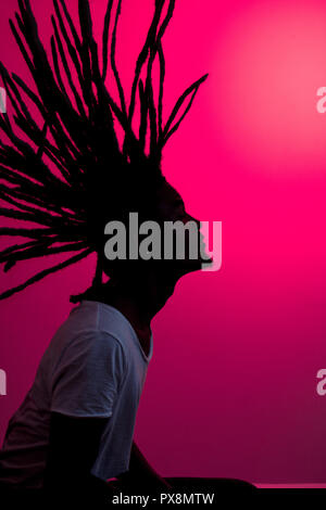 Ein afrikanischer Mann mit fliegenden Dreadlocks im Profil Stockfoto