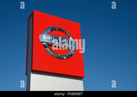 Ein Nissan pylon Zeichen außerhalb ein Autohaus Stockfoto