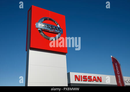 Ein Nissan pylon Zeichen außerhalb ein Autohaus Stockfoto