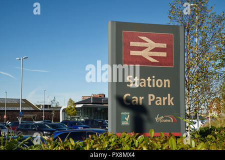 Station Parkplatz Schild vor dem Bahnhof in Crewe, Großbritannien