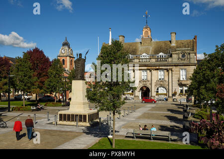 Die Cheshire Osten Rat städtische Gebäude und Kriegerdenkmal am Memorial Square im Stadtzentrum von Crewe, Großbritannien Stockfoto