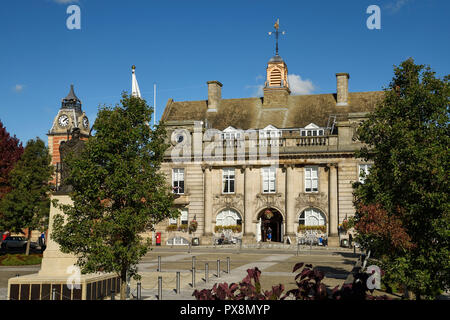 Die Cheshire Osten Rat städtische Gebäude und Kriegerdenkmal am Memorial Square im Stadtzentrum von Crewe, Großbritannien Stockfoto