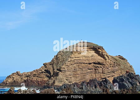 Atlantik, die Wellen gegen die Felsen, Porto Moniz, Madeira. Stockfoto