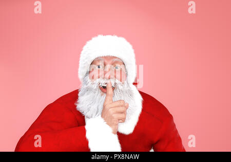 Portrait von Santa Claus auf weiche Farbe Hintergrund mit Copyspace, 3D-Rendering Stockfoto