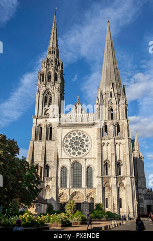 Die Frontansicht der Kathedrale Notre Dame de Chartres, Frankreich Stockfoto