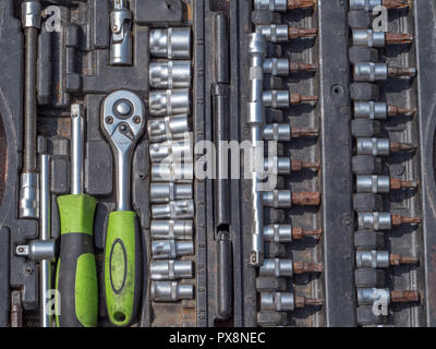 Satz von Ratchet sockets, Steckschlüssel, flache Schraubenschlüssel in einem Kunststoff, tragbaren Gehäuse. Stockfoto