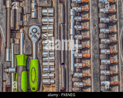 Satz von Ratchet sockets, Steckschlüssel, flache Schraubenschlüssel in einem Kunststoff, tragbaren Gehäuse. Stockfoto