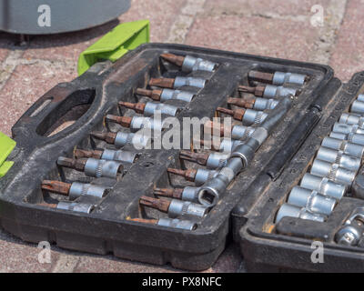 Satz von Ratchet sockets, Steckschlüssel, flache Schraubenschlüssel in einem Kunststoff, tragbaren Gehäuse. Stockfoto