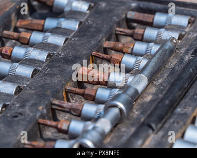 Satz von Ratchet sockets, Steckschlüssel, flache Schraubenschlüssel in einem Kunststoff, tragbaren Gehäuse. Stockfoto