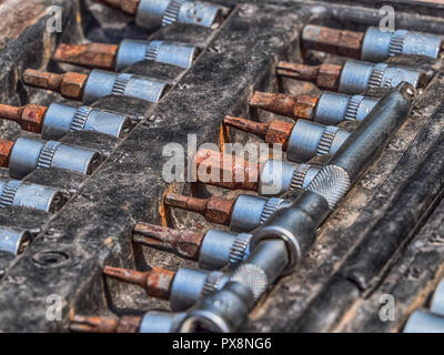 Satz von Ratchet sockets, Steckschlüssel, flache Schraubenschlüssel in einem Kunststoff, tragbaren Gehäuse. Stockfoto