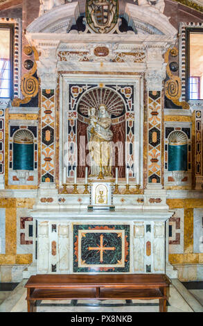 Der Innenraum der Kathedrale Santa Maria von Cagliari. Das Heiligtum der Märtyrer: Die Zentralkapelle oder die der Muttergottes der Märtyrer - Italien Stockfoto