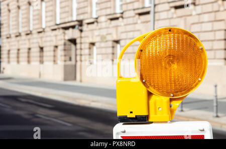 Straßensperre mit gelbe Rundumleuchte Blaulicht Stockfotografie - Alamy