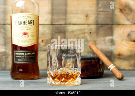 Flasche Oakheart Bacardi neben eine gefüllte Kristallglas Stockfoto