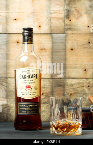 Flasche Oakheart Bacardi neben eine gefüllte Kristallglas Stockfoto