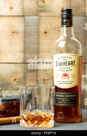 Flasche Oakheart Bacardi neben eine gefüllte Kristallglas Stockfoto