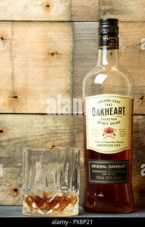 Flasche Oakheart Bacardi neben eine gefüllte Kristallglas Stockfoto