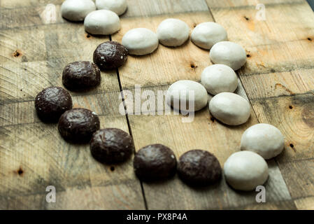 Bonbon, Schokolade Lebkuchen auf hölzernen Hintergrund Stockfoto