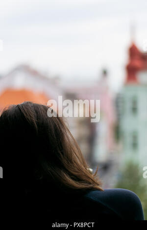 Ein Tourist bewundern Blick auf die Prager Straßen vom Aussichtsturm Stockfoto