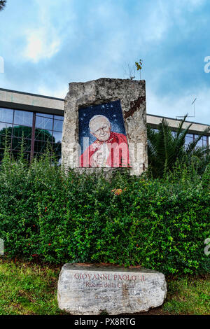 Castel di Leva Rom, Italien, 6. Oktober, 2018: Die schöne Mosaik von Papst Wojtyla, ist ein Werk des Malers Luca Vernizzi bearbeitet von Architekt Luigi Stockfoto