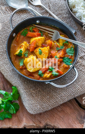 Fisch Mappas - keralan Stil coconut Fisch Curry mit Reis. Es ist eine beliebte Speise im südlichen Indischen Bundesstaat Kerala. Hohe Betrachtungswinkel Stockfoto