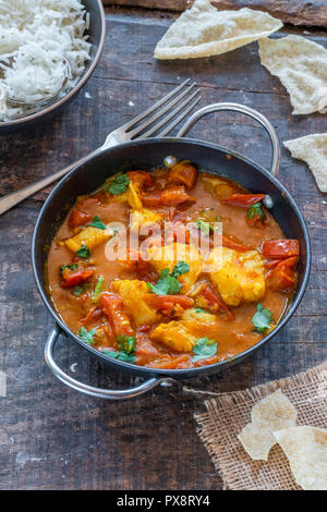 Fisch Mappas - keralan Stil coconut Fisch Curry mit Reis. Es ist eine beliebte Speise im südlichen Indischen Bundesstaat Kerala. Hohe Betrachtungswinkel Stockfoto